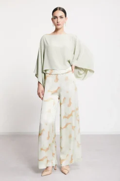 Fließend fallendes Shirt mit weitem Arm
