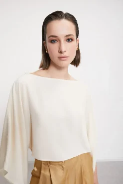 Fließend fallendes Shirt mit weitem Arm