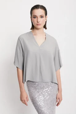 Fließend fallendes Shirt mit V-Ausschnitt