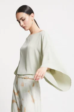 Fließend fallendes Shirt mit weitem Arm