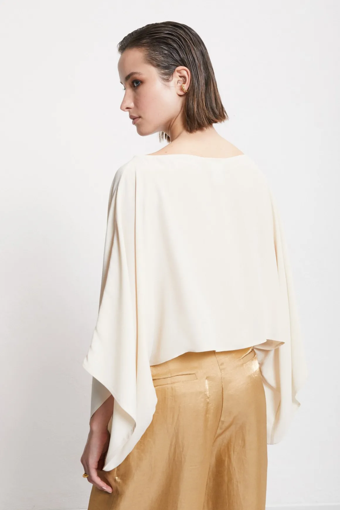 Fließend fallendes Shirt mit weitem Arm