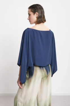 Fließend fallendes Shirt mit weitem Arm