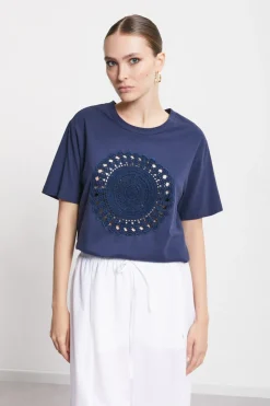 T-Shirt mit Häkelapplikation